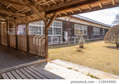 Iida City, Nagano Prefecture: View of the courtyard and school building from the corridor of Kinbara School Iida City, Nagano Prefecture: View of the courtyard and school building from the corridor of Kinbara School 118044800