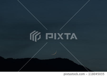 北斗市白州町的月亮即將落下，一輪1.2個月的新月向西傾斜。 118045035