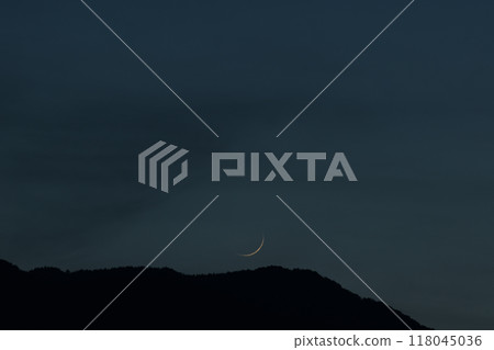 北斗市白州町的月亮即將落下，一輪1.2個月的新月向西傾斜。 118045036