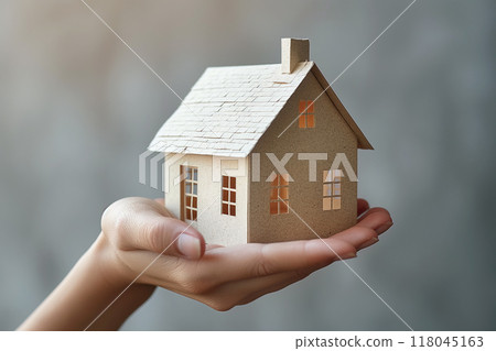 3 張人工智慧生成的人們手裡拿著紙房子的圖像 3 張人工智慧生成的人們手裡拿著紙房子的圖像 118045163