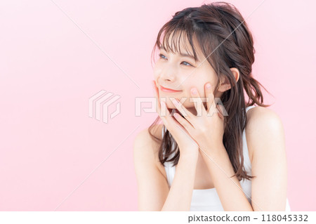 Young woman doing skin care with pink back 118045332