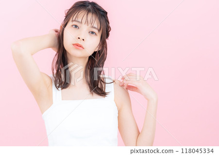 粉紅色背部做皮膚護理的年輕女性 118045334