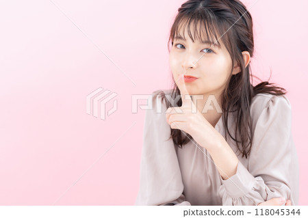 粉紅色背部做皮膚護理的年輕女性 118045344