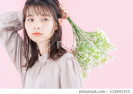 粉紅色背部做皮膚護理的年輕女性 118045353