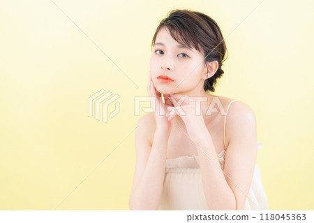 做皮膚護理的年輕女性，背部發黃 118045363