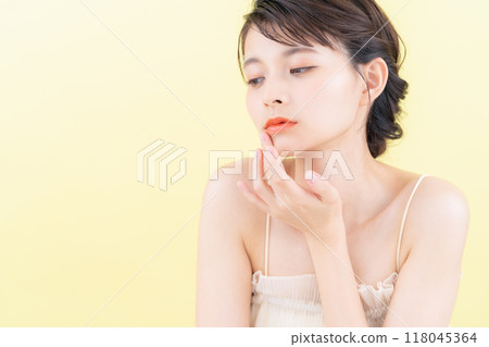 做皮膚護理的年輕女性，背部發黃 118045364