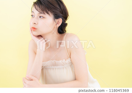 做皮膚護理的年輕女性，背部發黃 118045369