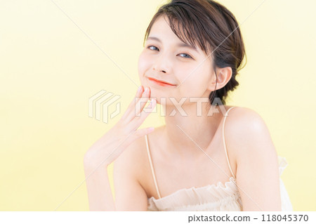 做皮膚護理的年輕女性，背部發黃 118045370