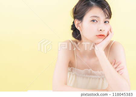 做皮膚護理的年輕女性，背部發黃 118045383