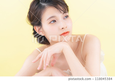 做皮膚護理的年輕女性，背部發黃 118045384
