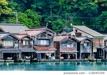 Boathouses in Ine, Kyoto: A group of boathouses lined up along the coast Boathouses in Ine, Kyoto: A group of boathouses lined up along the coast 118045509