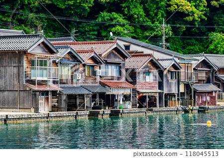 京都伊根市的船屋 - 沿著海岸排列的船屋群 118045513