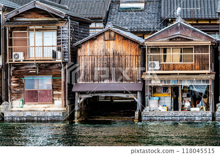 京都伊根市的船屋 - 沿著海岸排列的船屋群 118045515