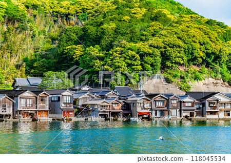 Boathouses in Ine, Kyoto: A group of boathouses lined up along the coast 118045534