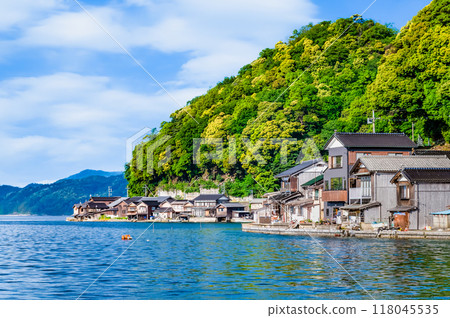 Boathouses in Ine, Kyoto: A group of boathouses lined up along the coast 118045535