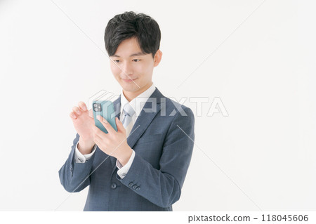 操作智能手機的商人 操作智能手機的商人 118045606