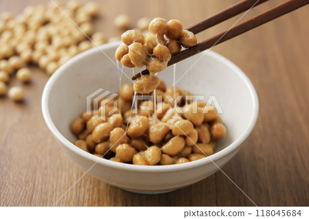 A scene of picking up natto with chopsticks 118045684