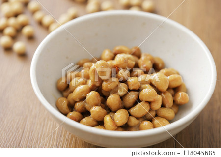 A scene of picking up natto with chopsticks 118045685