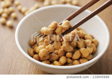 A scene of picking up natto with chopsticks 118045688