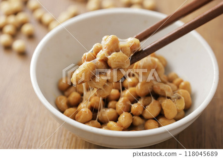 用筷子夾納豆的場景 118045689
