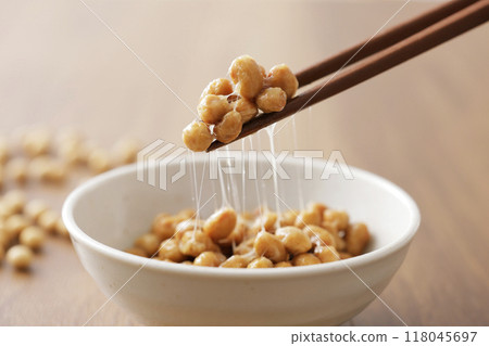 用筷子夾納豆的場景 用筷子夾納豆的場景 118045697