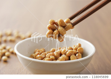 A scene of picking up natto with chopsticks 118045699
