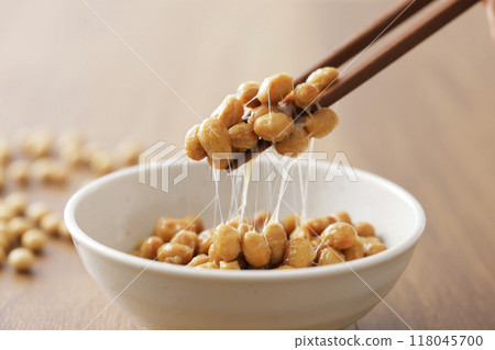 A scene of picking up natto with chopsticks 118045700