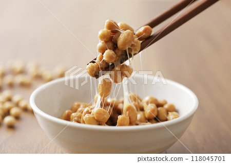 A scene of picking up natto with chopsticks 118045701