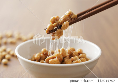 A scene of picking up natto with chopsticks 118045702