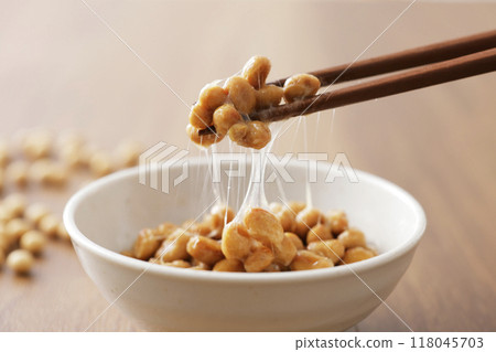 用筷子夾納豆的場景 118045703