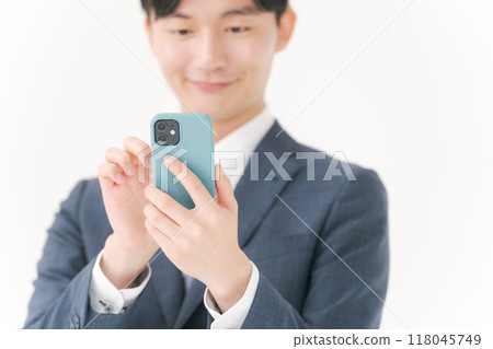 操作智能手機的商人 操作智能手機的商人 118045749