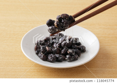 用筷子夾起黑豆納豆 用筷子夾起黑豆納豆 118045774