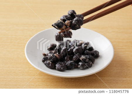 Pick up black soybean natto with chopsticks 118045776