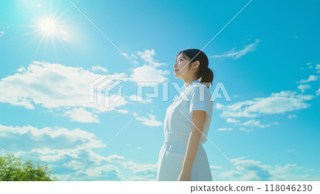 藍天下燃燒著希望的年輕護士 118046230