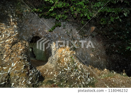 Romantic Ibaraki (The group of caves dug in the Hazaki oyster fossil beds of Lake Kasumigaura, which was once an ocean, were used as tombs for the dead.) Romantic Ibaraki (The group of caves dug in the Hazaki oyster fossil beds of Lake Kasumigaura, which was once an ocean, were used as tombs for the dead.) 118046232