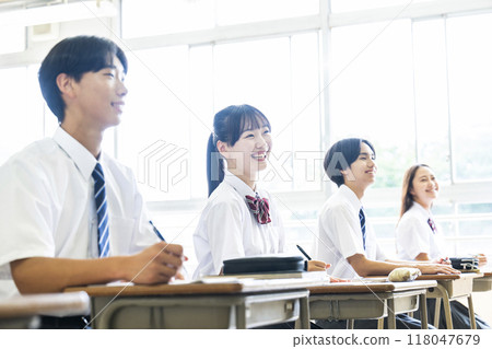 Classroom, boys and girls, high school, junior high school, smiling Classroom, boys and girls, high school, junior high school, smiling 118047679