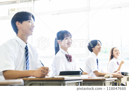 班級教室男女高中國中微笑 118047680