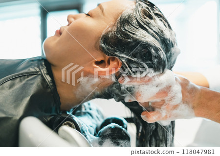 shampoo, beautician, beauty artist 118047981
