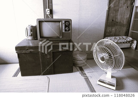 A nostalgic monochrome scene with Showa retro appliances 118048026