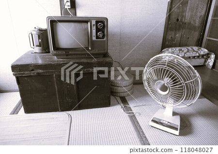 A nostalgic monochrome scene with Showa retro appliances 118048027