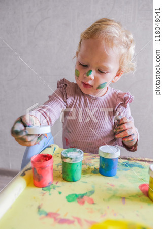 Female toddler drawing at table 118048041