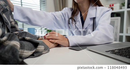 Doctor showing empathy and support during patient visit 118048493