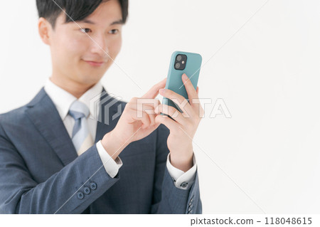 看智慧型手機的微笑的商務人士 118048615