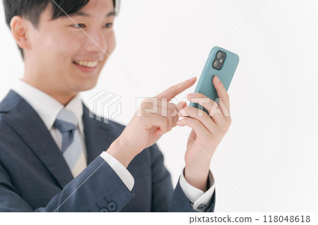 看智慧型手機的微笑的商務人士 118048618
