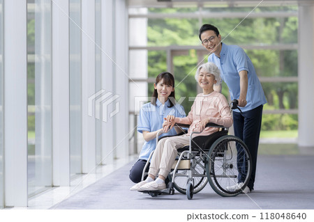 Senior women and nursing staff Senior women and nursing staff 118048640