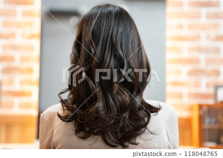 Woman with perm from behind 118048765