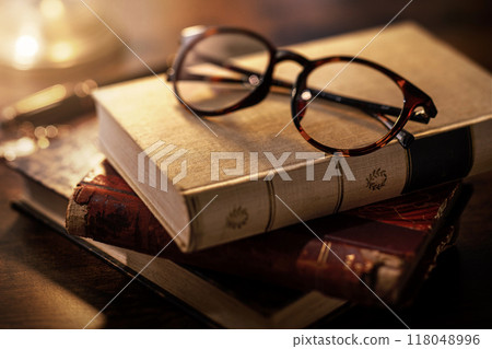 打開書，古色古香的木桌上的眼鏡 118048996