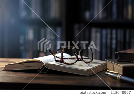 打開書，古色古香的木桌上的眼鏡 118048997