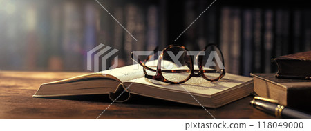 打開書，古色古香的木桌上的眼鏡 118049000