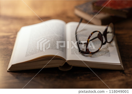 打開書，古色古香的木桌上的眼鏡 118049001